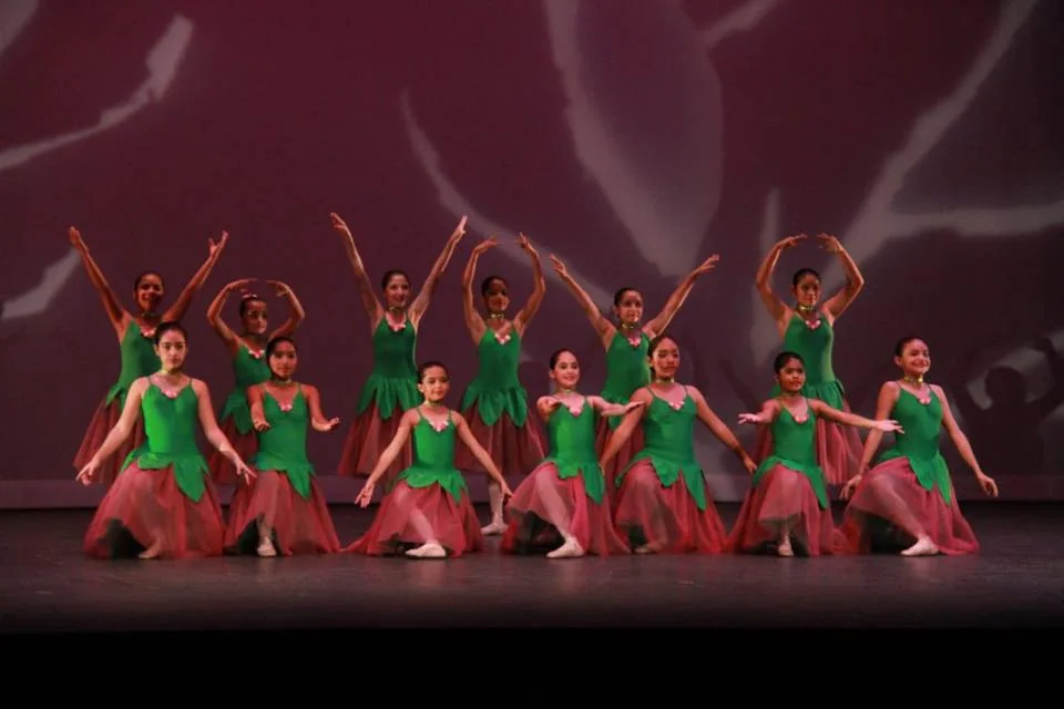 Grupo infantil de ballet en escenario